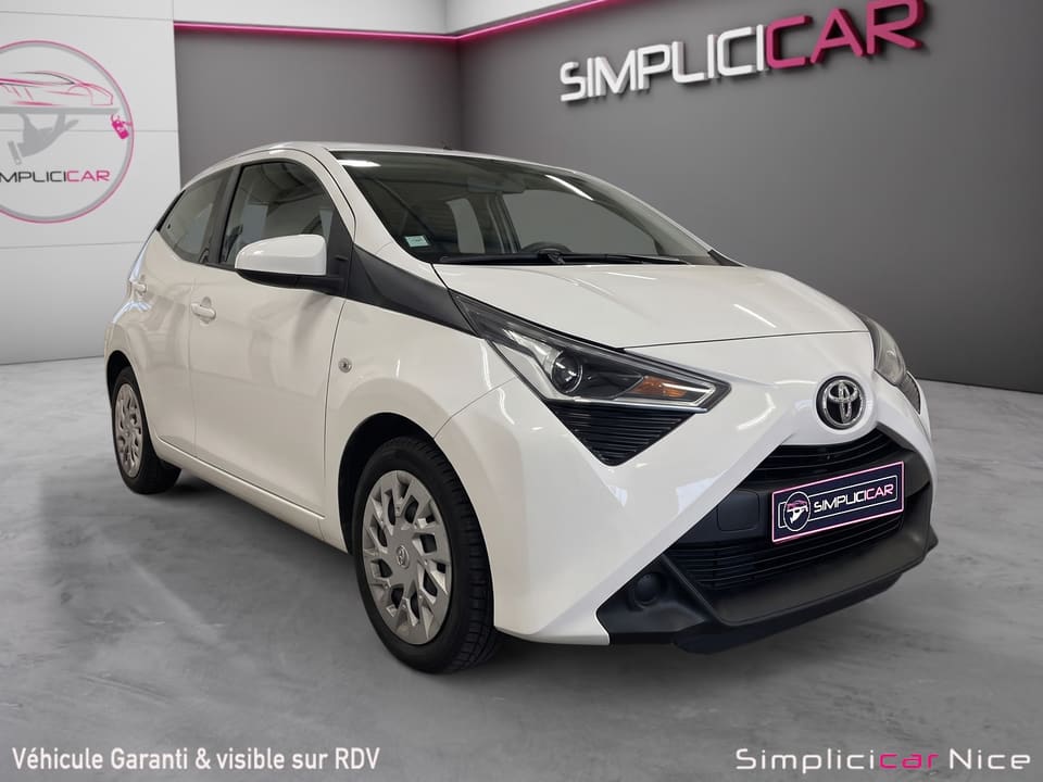Toyota Aygo, trois quarts avant, avant et après traitement
