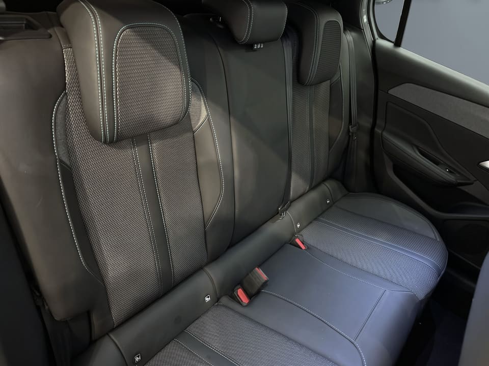 Peugeot 308, banquette arrière, avant et après traitement